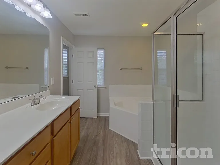 2092 Roscommon Dr — Photo 10