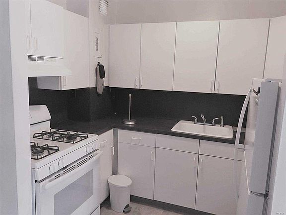 2nd image of 124 Smith St APT 1A