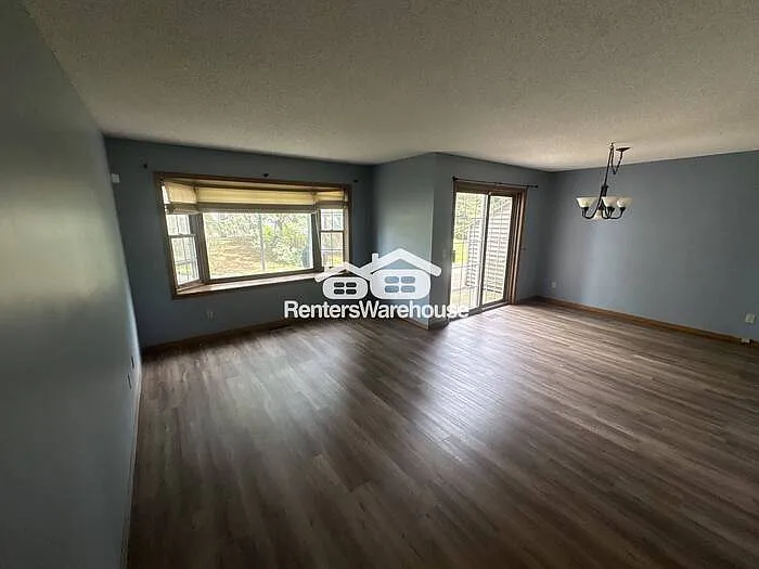 301 Kathy Ln NE — Photo 2