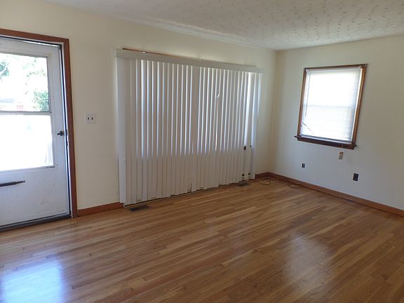 3rd image of 3815 Greenwood Dr