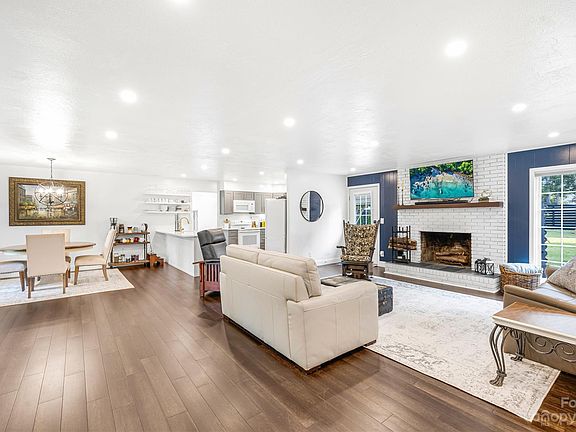 5th image of 409 Camelot Dr