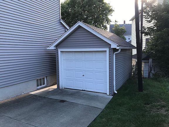 Detached garage 