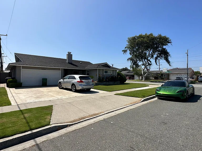 15561 Primrose Ln — Photo 2
