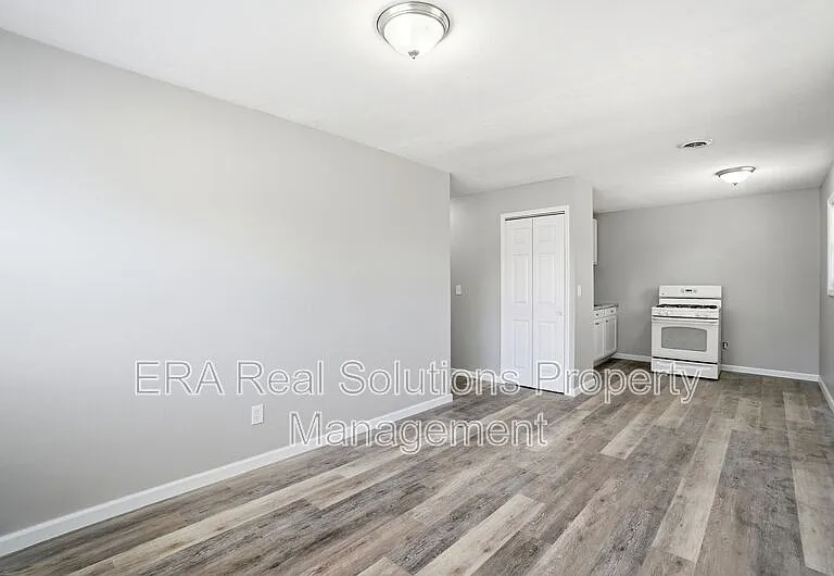 944 Leona Ave — Photo 10