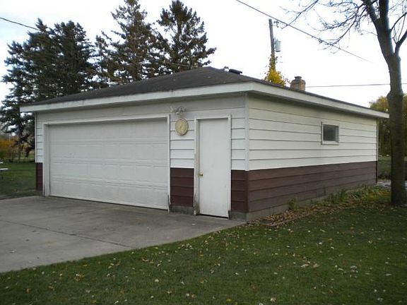3rd image of 742 Berwood Ave W