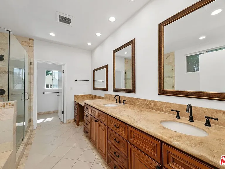 517 N Elm Dr — Photo 42
