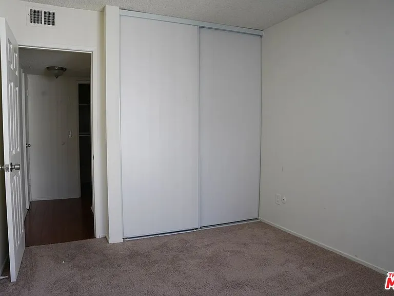 18444 Collins St #4 — Photo 10