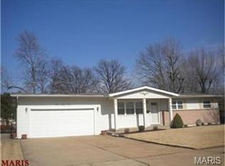 255 Falcon Dr, Florissant, MO 63031