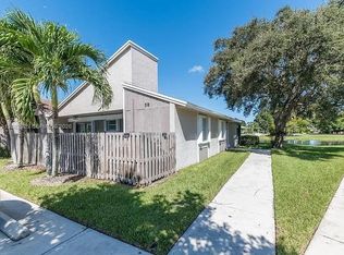 518 Woodgate Cir, Fort Lauderdale, FL 33326