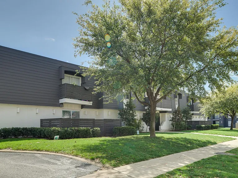 2808 Throckmorton St — Photo 5