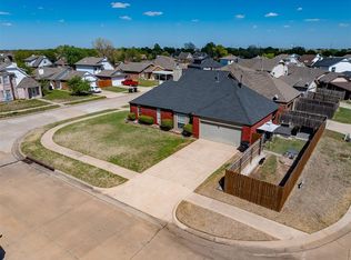 1612 SW 23rd St, Moore, OK 73170