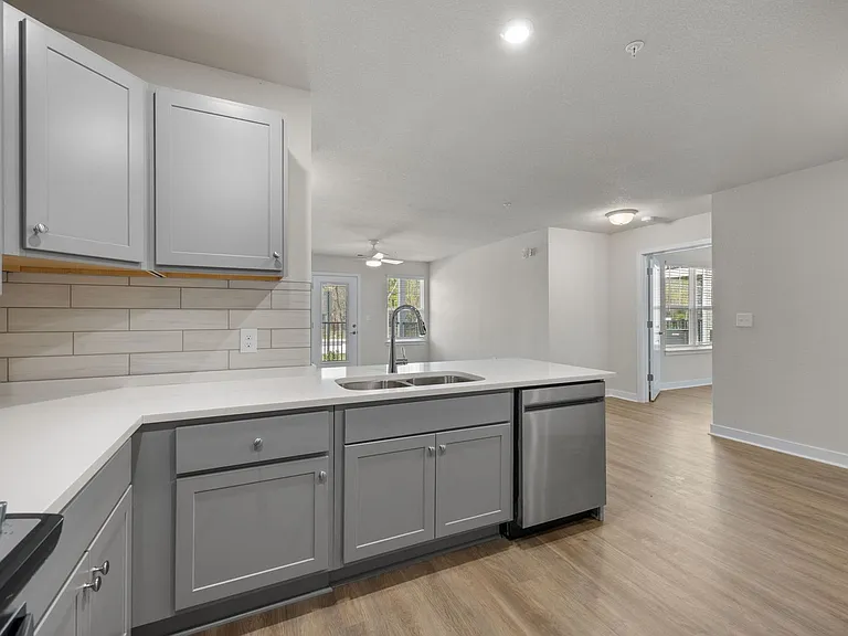 Harbor Village Apartments — Photo 39