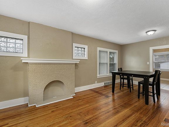 3rd image of 15853 Santa Rosa Dr