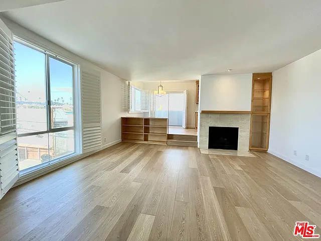 2 bed, 1.0 bath, 870 sqft, $4,395 — Photo 2