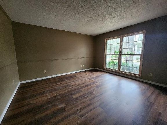 4th image of 2401 Huffman Dr W