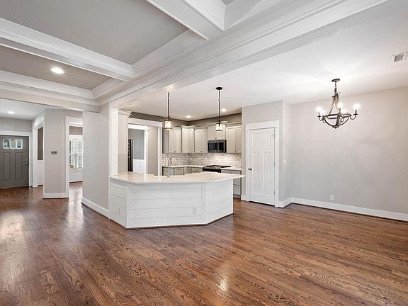 4th image of 607 Zelkova St