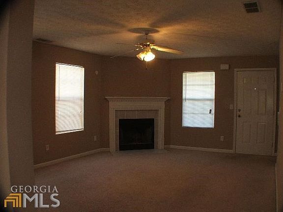 Living Room w/Ceiling Fan & Lite