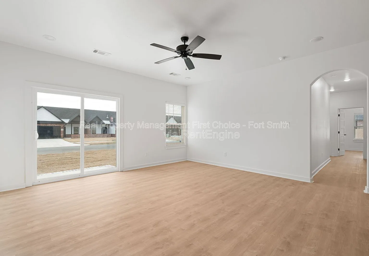 3 bed, 2.0 bath, 1399 sqft, $1,550 — Photo 1