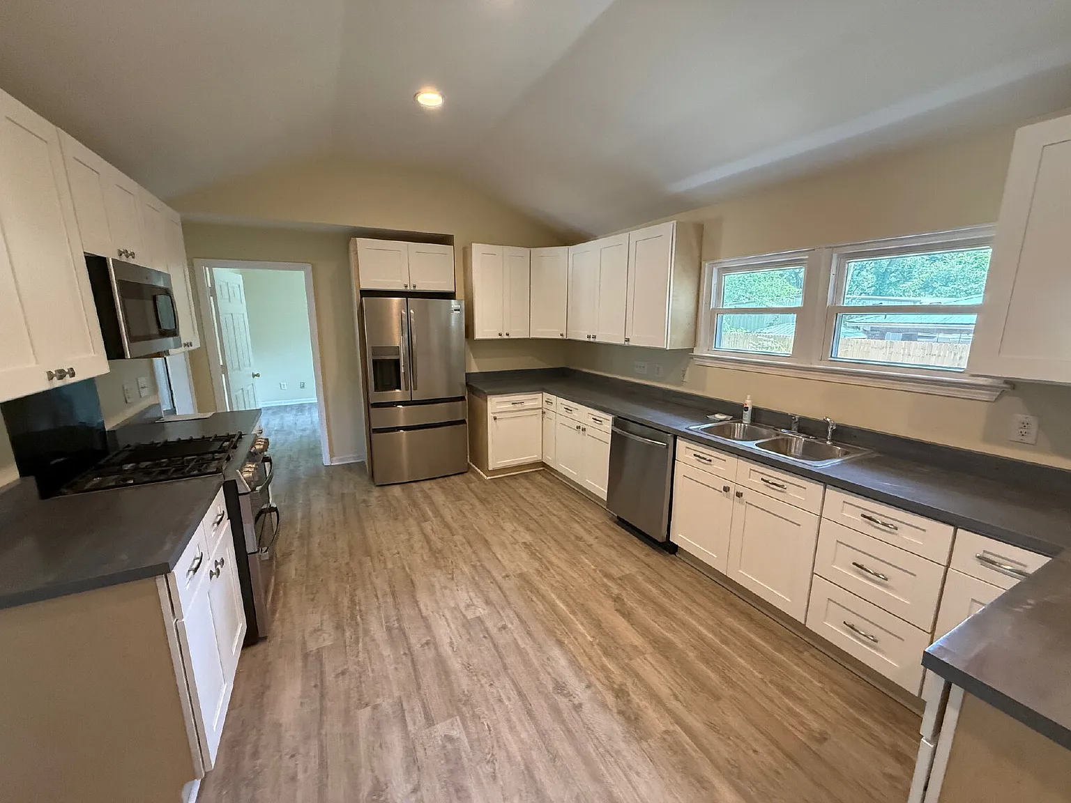 5 bed, 3.0 bath, $2,000 — Photo 4