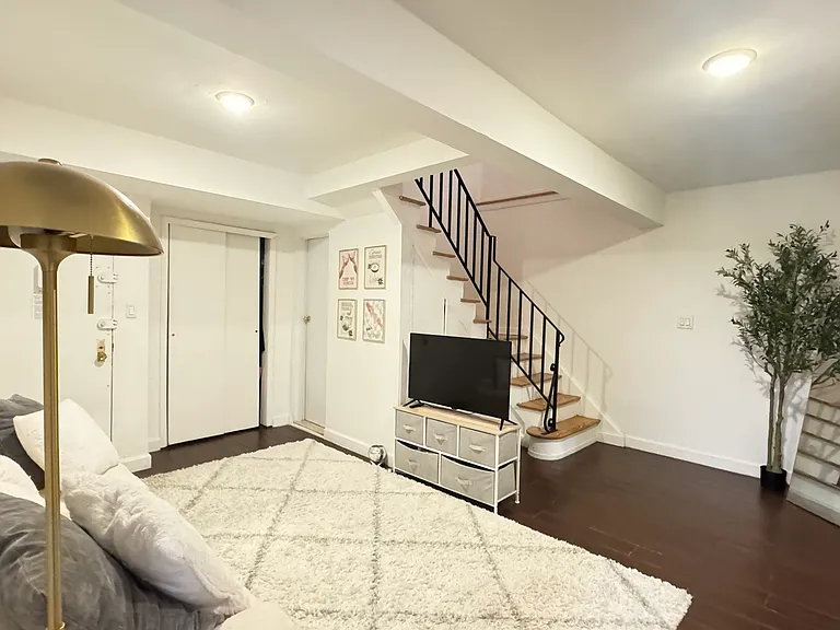 205 2nd Ave #1A — Photo 7