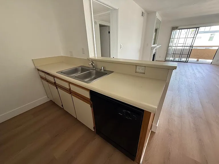 1321 N Vista St #302 — Photo 4