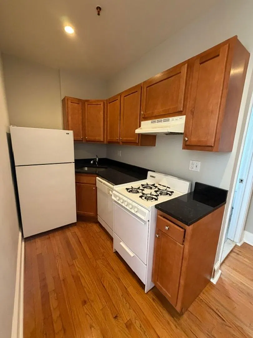 2 Bed on the Green Line Close to Packards Corner — Photo 3