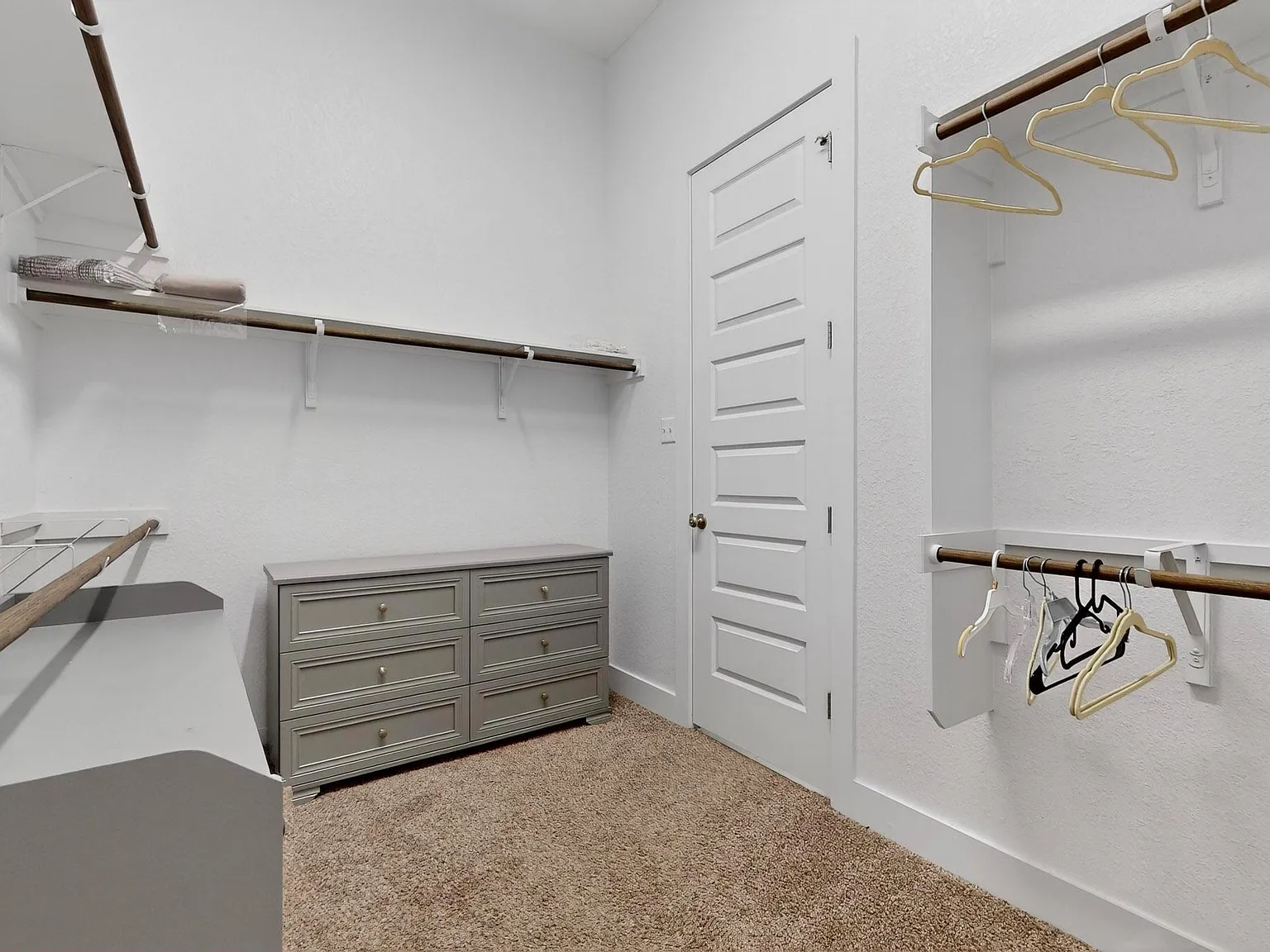 4 bed, 3.0 bath, 2581 sqft, $2,700 — Photo 2