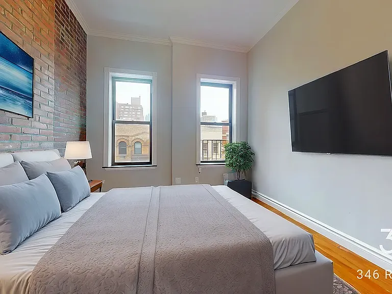 212 E 25th St #6 — Photo 2