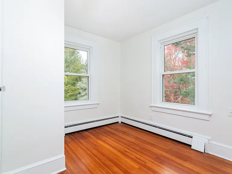31 Hillandale Rd — Photo 32