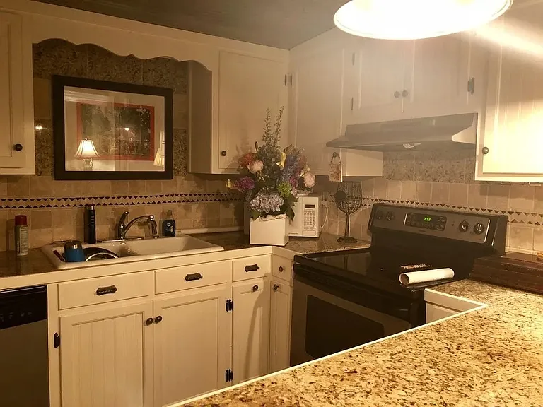 824 University Ave — Photo 10
