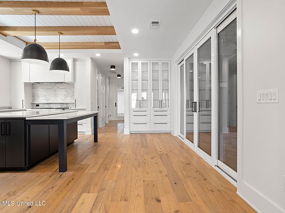 5th image of 305 Beach Hill Rd
