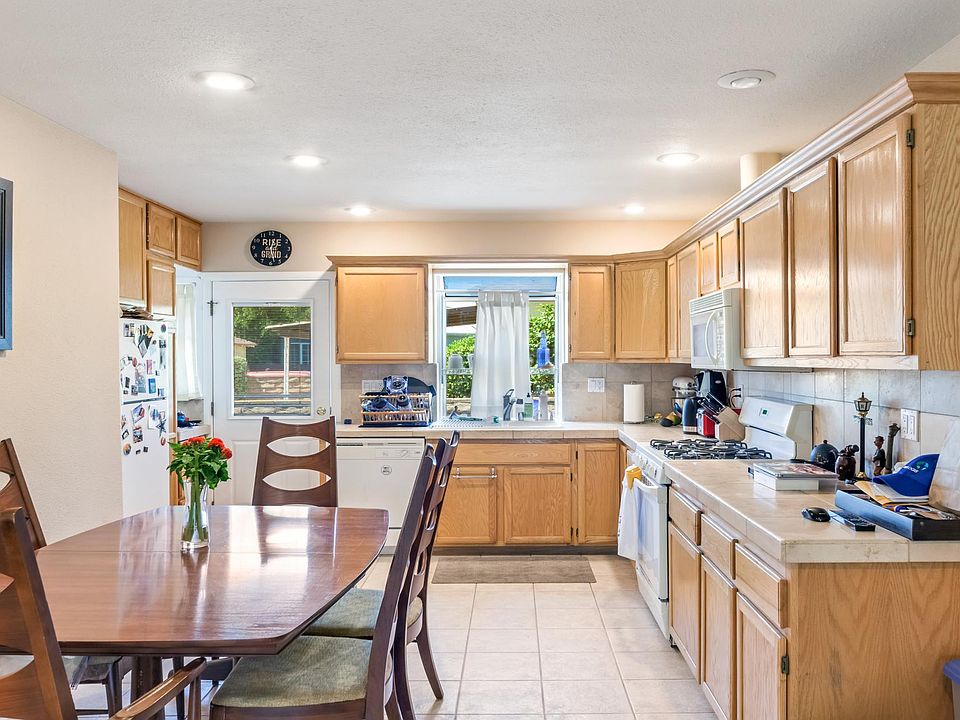 L Shaped Travertine & Oak KItchen
