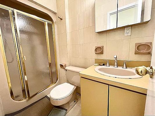 3rd image of 35 W 65th St APT 5B