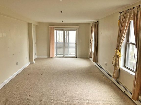 5th image of 90 Commercial St Unit 3