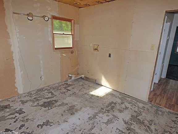 5th image of 152 Hiawatha Dr