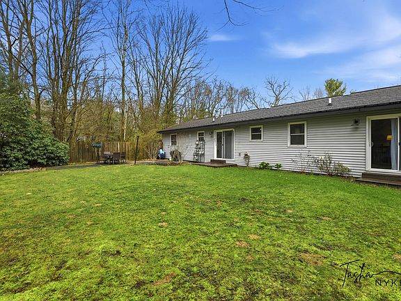 5th image of 2467 Fenner Rd