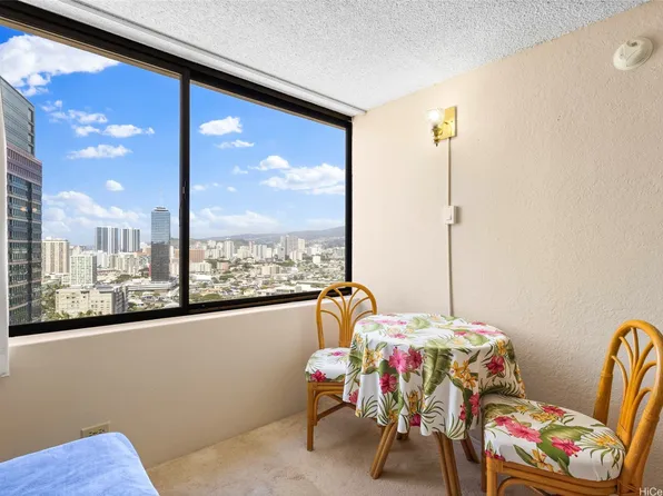 444 Niu St APT 2502, Honolulu, HI 96815