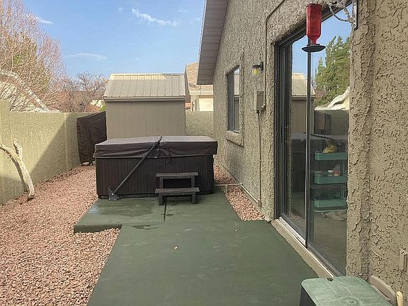 Hot tub outside of master 