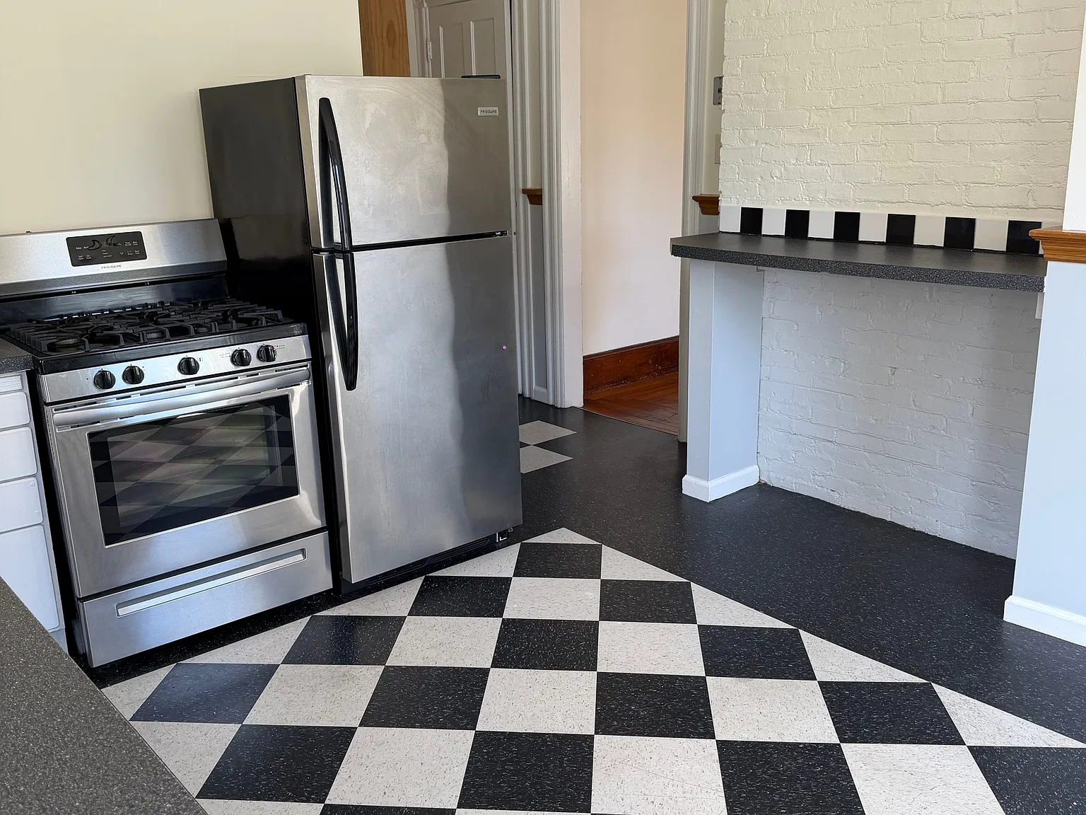 Large Two Bedroom Apartment Walking Distance to Downtown — Photo 4