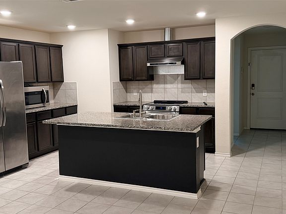 4th image of 725 Emerald Dr