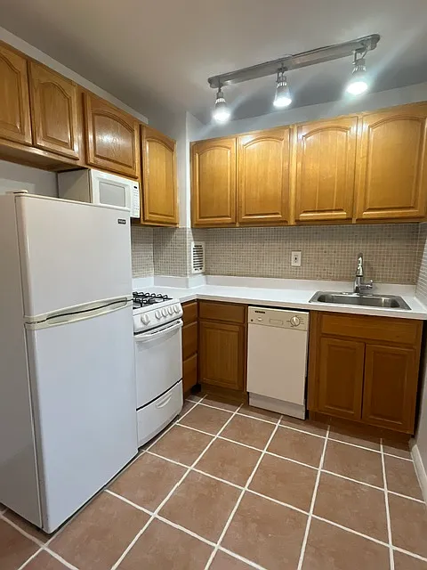Studio, $1,949 — Photo 4