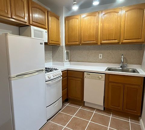 4th image of 149-45 Northern Blvd #4W