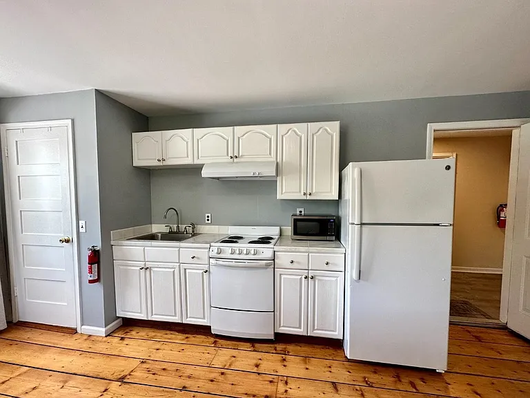 1147 Main St #6 — Photo 4