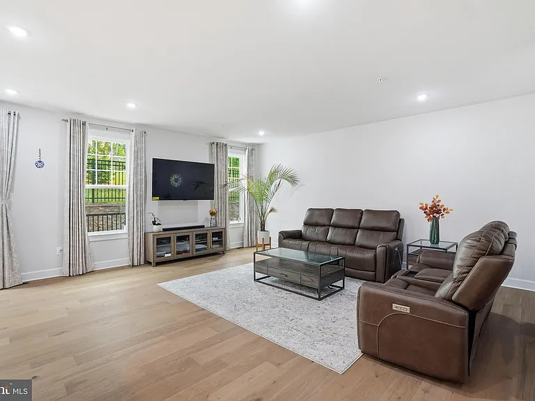 411 W Ponds Edge Dr — Photo 16