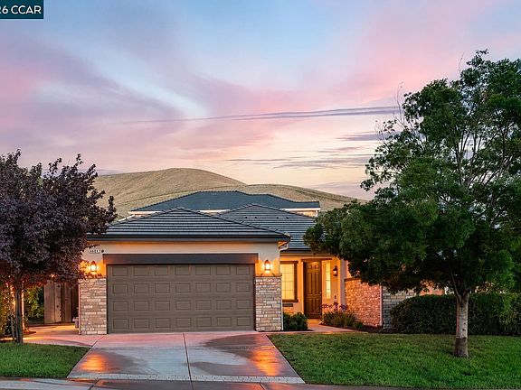 2nd image of 3042 Barranca Dr