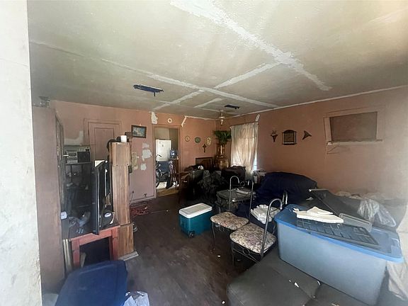 3rd image of 4854 Clover St