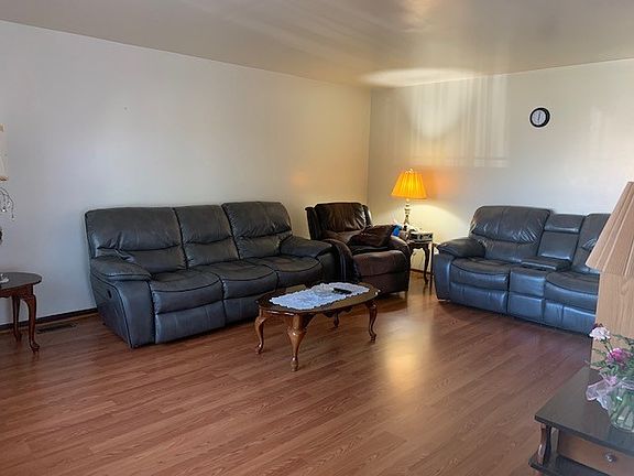 3rd image of 16646 Parkview Ave