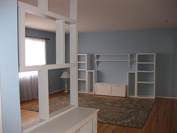 3rd image of 1000 Clancy Dr NE