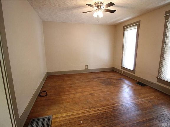 4th image of 608 E 4th St