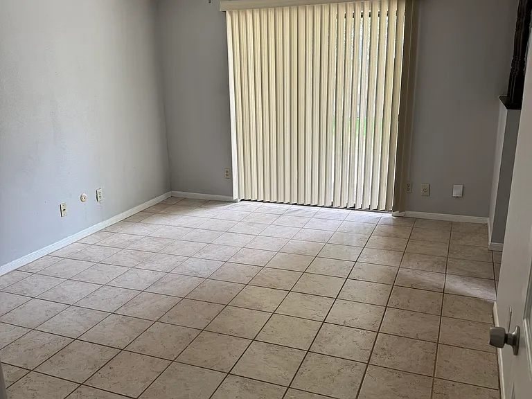 2421 Maxwell Ln — Photo 9